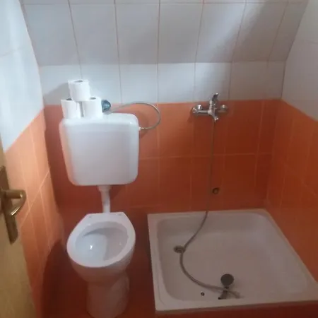 Bungalovi U Omladinskom Kampu *